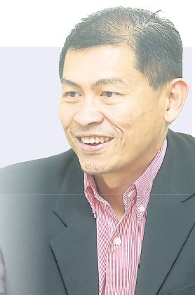 盛晓峰（Dr.Sia Sheau Fung），马大医药中心的脑神经外科医生，也是神经外科和脊柱专科顾问，同时也在马大医学院教课。